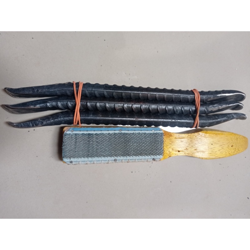 Cukit ban sepeda motor besi ulir 12mm isi 3 pcs dan alat kerok ban dalam