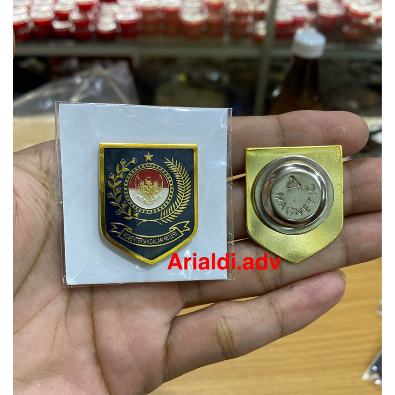 pin kemendagri pin logo kemendagri kuningan magnet