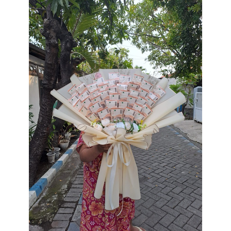 

buket m o n e y 50 lembar paper sama kek di gambar