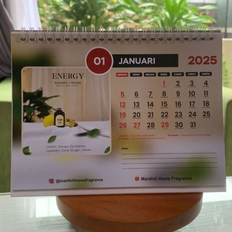 

FREE Kalender Meja 2025