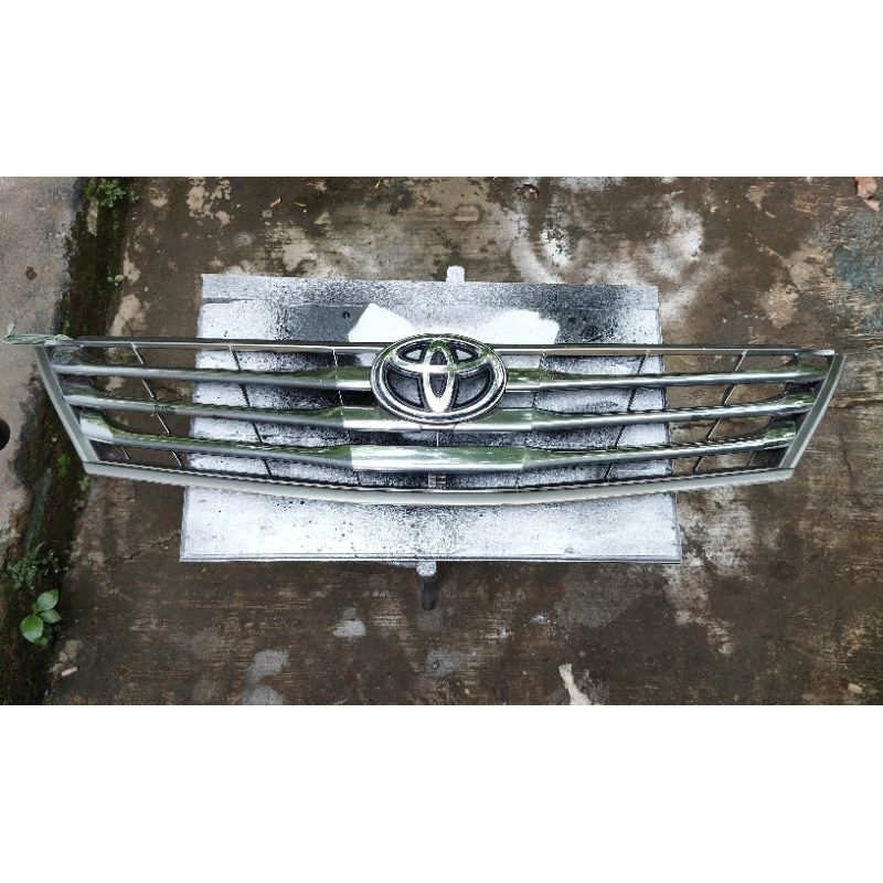 grill toyota innova barong tahun 2012 - 2013 warna hitam original seken