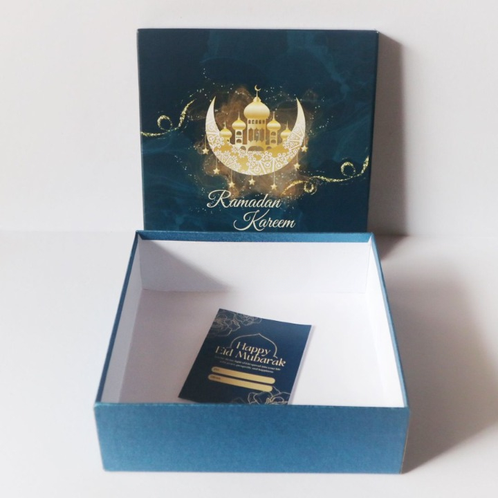 

Kotak Hampers Edisi Idul Fitri Embossed Paper Custom Box Kue Kering Board Tebal Ukuran 20 x 20 x 7 cm