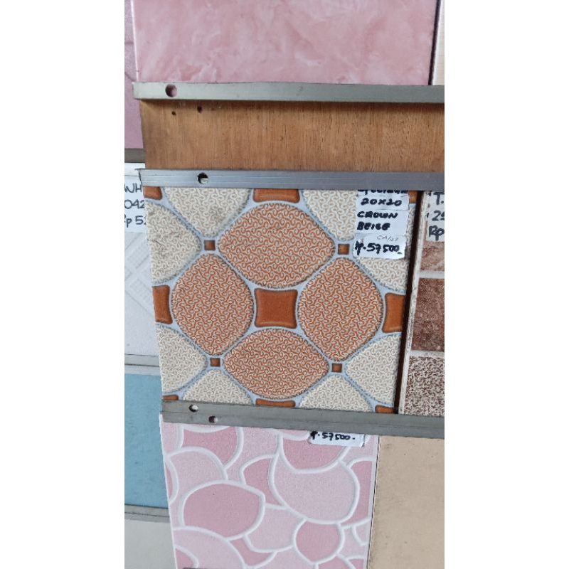keramik lantai kamar mandi teras garasi kasar 20x20 SIGNATURE CROWN BEIGE