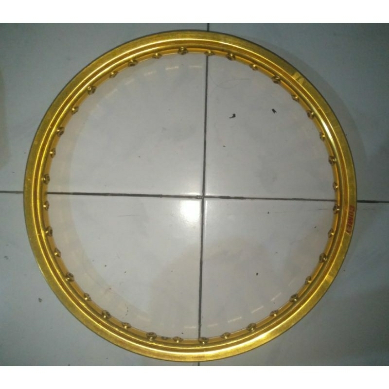 velg merk comet ring 17 sepasang, barang bekas pakai, masih bagus, bisa di tawar bosqi.
