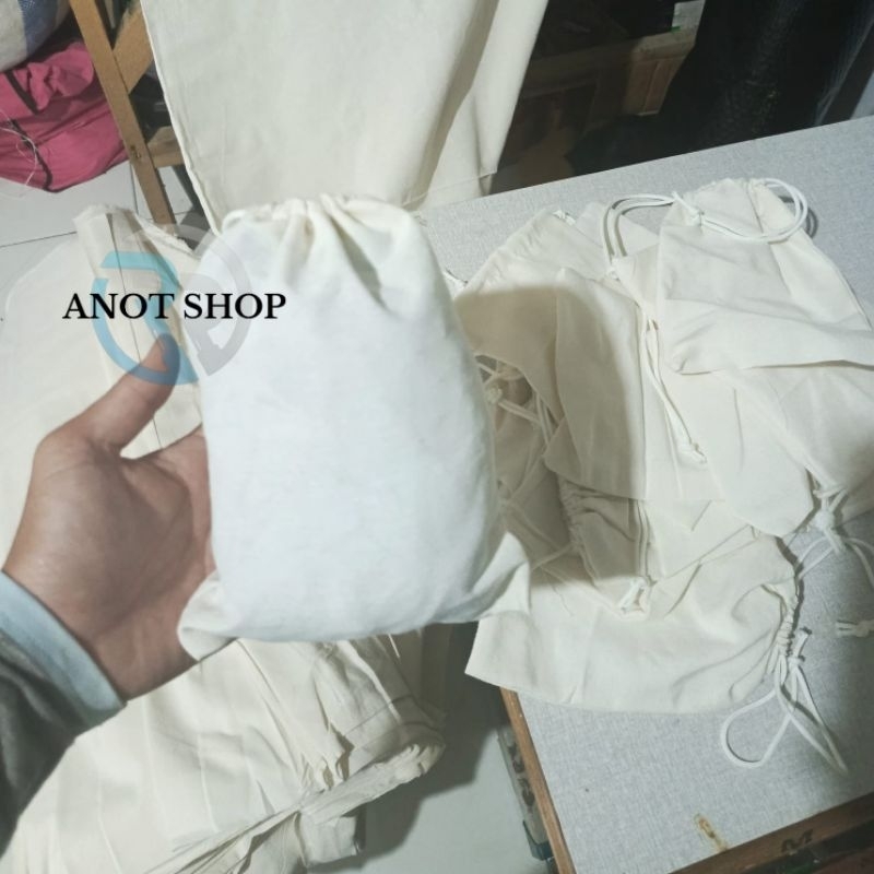 

Pouch Serut Polos Kain Blacu Tebal Ukuran 15 X 20cm Termurah