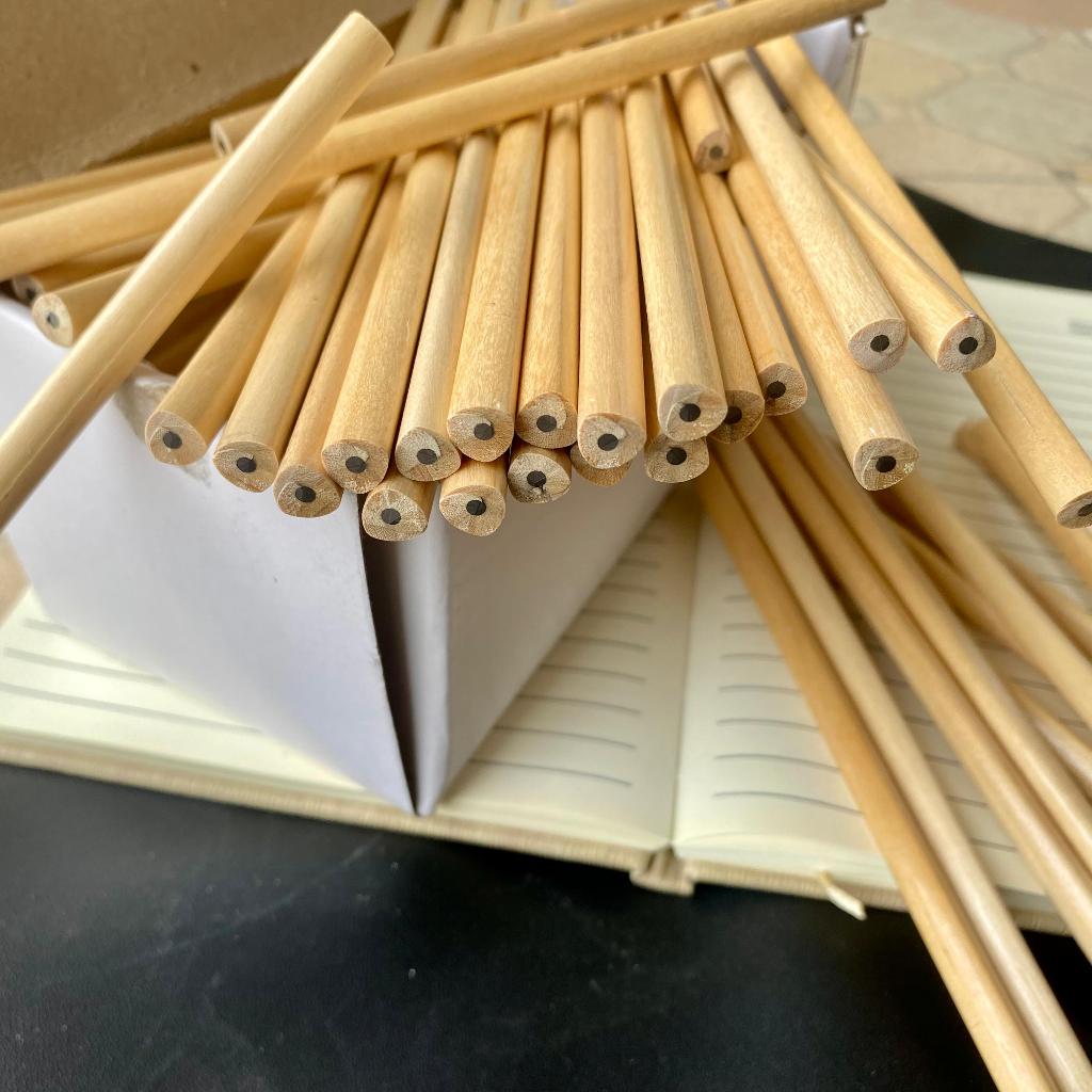 

Pensil Hotel segitiga Kayu Polos Vernis Pensil Tulis Murah Promosi (Isi 144 pcs)