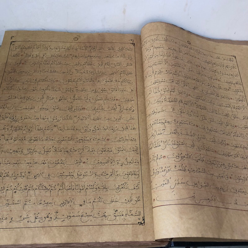 Al Qur’an tulisan tangan Jumbo besar
