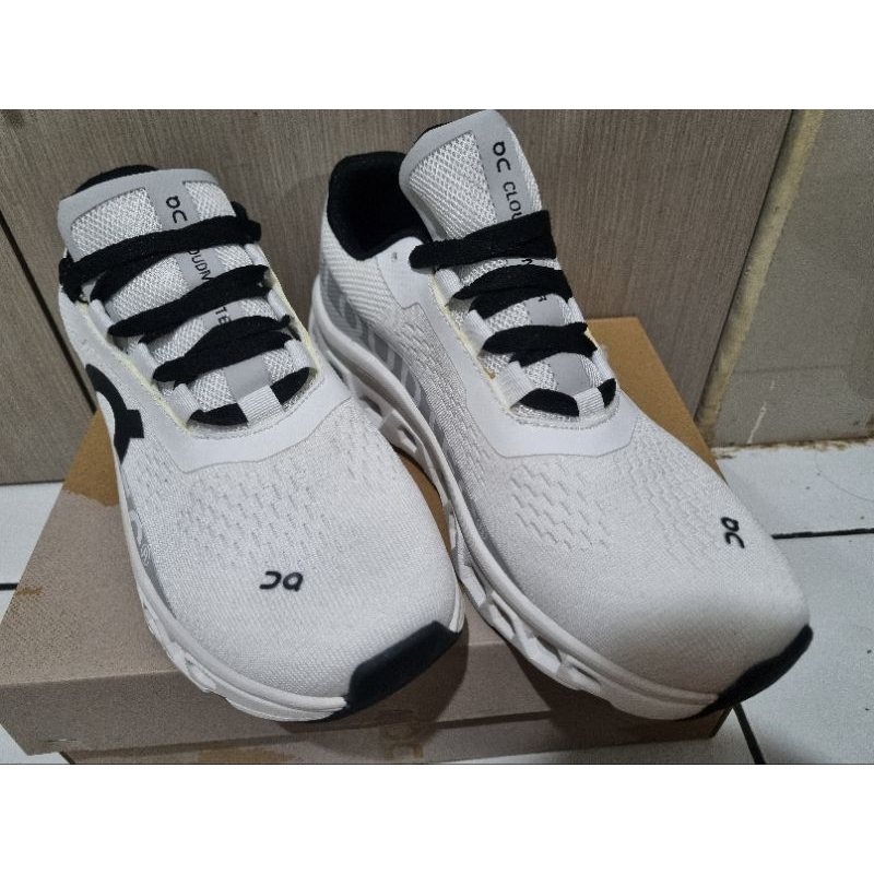 OC on cloud monster white sepatu running