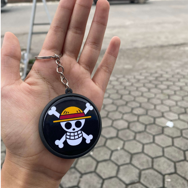 

Gantungan Kunci Logo Topi Jerami / One Piece Bolak Balik