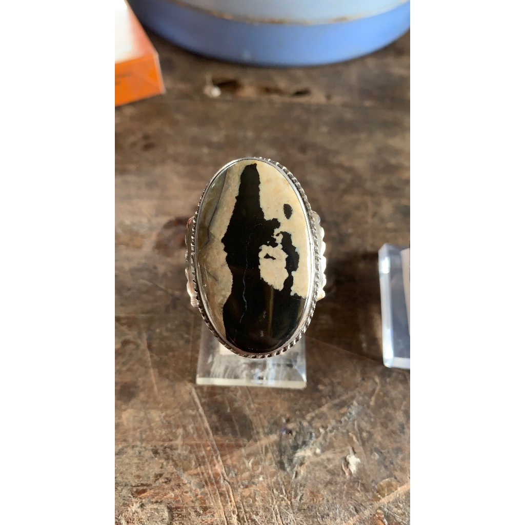 Cincin Batu Merah dengan Hiasan Hitam Putih