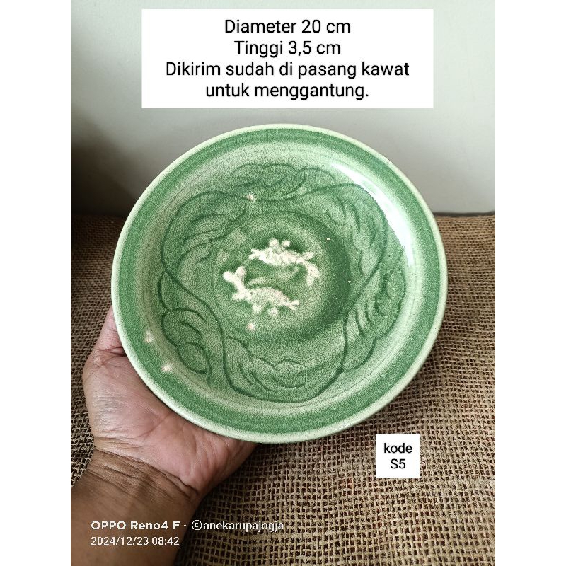 Piring keramik lukis ikan timbul hijau celadon dekorasi hiasan dinding