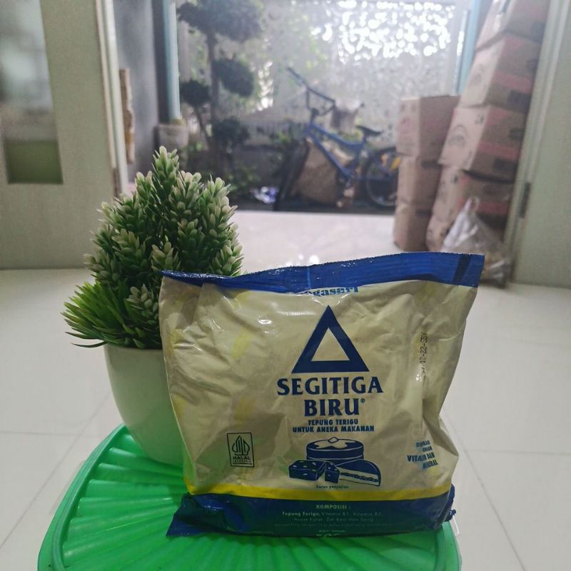 

SEGITIGA BIRU