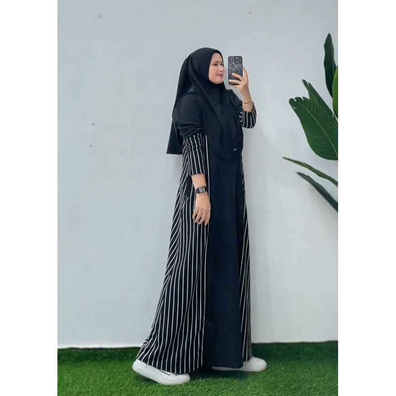 Gamis Hitam Garis-Garis