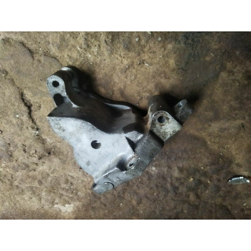 breket power steering kia carnival bensin