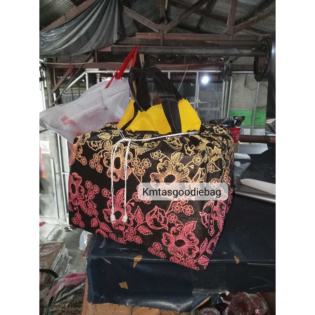 

Goodiebag tas kain box nasi hajatan kain serut motif 22x22 isi 12pcs
