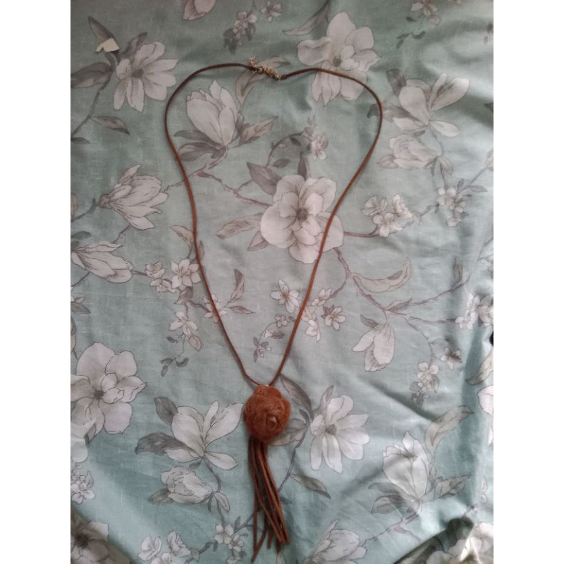 kalung tali liontin bunga coklat