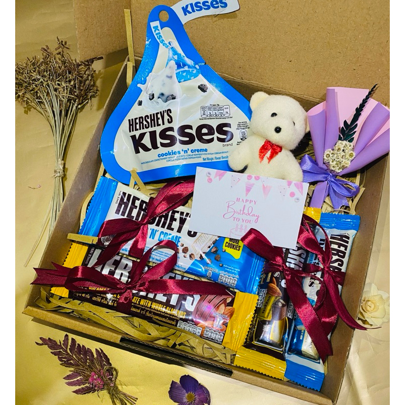 

Bucket Hampers / Gift Cokelat Kado Ulang Tahun / Wisuda / Anniversary / Gift Ultah Pacar / Kado Wisuda / Hari Spesial Murah / Hersheys kiss