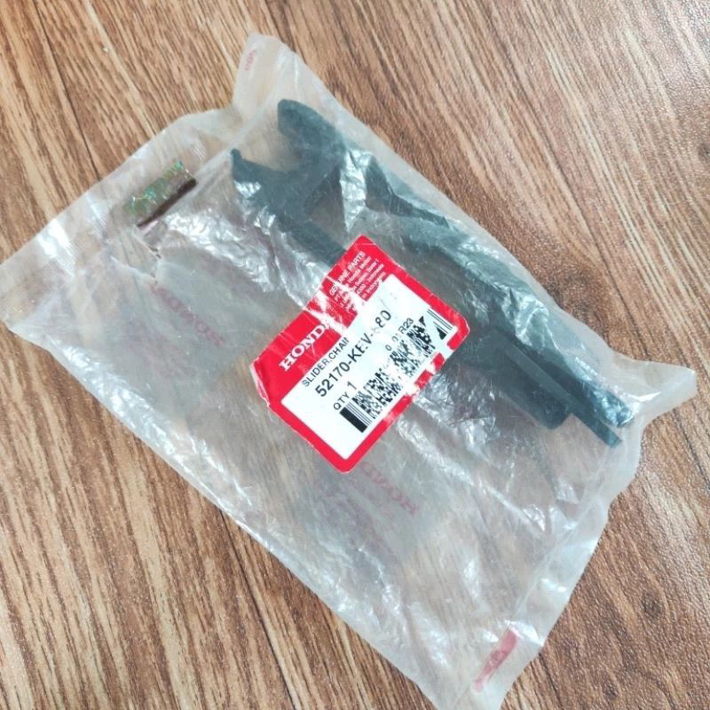 KARET PELINDUNG RANTAI DI ARM HONDA SUPRA X 100 ORI AHM 52170KEV880