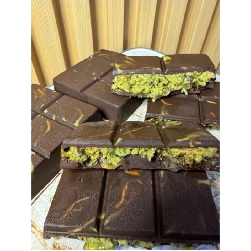 

Pistachio Kunafa Chocolate Coklat Dubai Viral 140 Gram READY STOK SIAP KIRIM