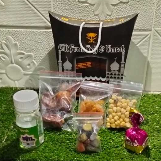 

PAKETAN OLEH OLEH HAJI ATAU UMROH ISI AIR ZAMZAM