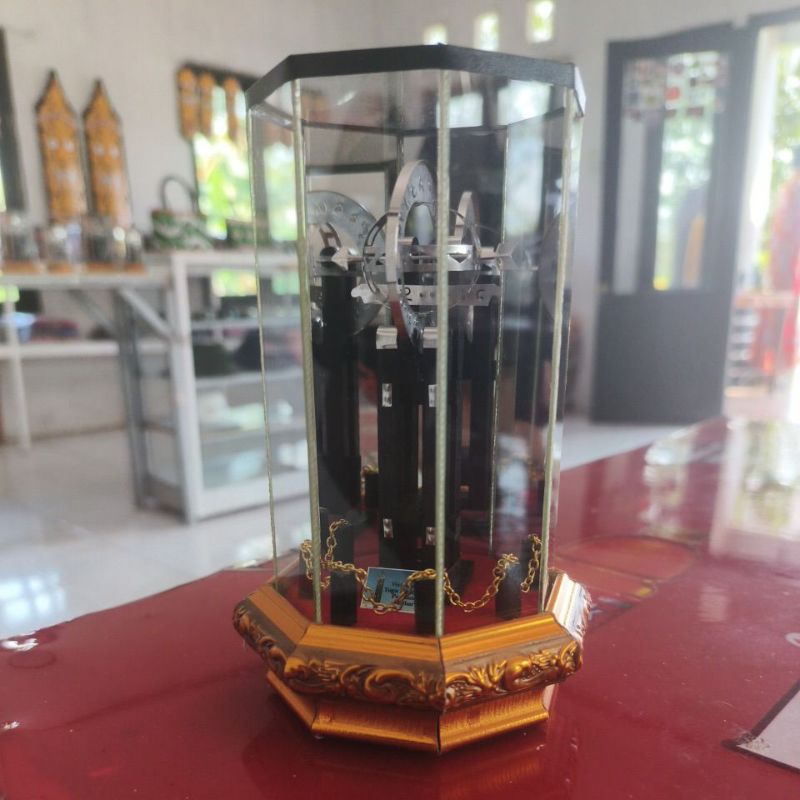 Miniatur Tugu khatulistiwa mini