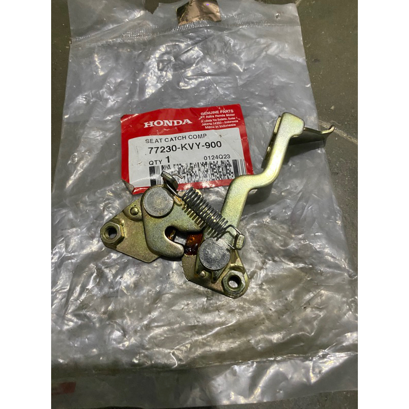 77230 KVY 900 PENGUNCI JOK BEAT KARBU ORIGINAL AHM 77230kvy900