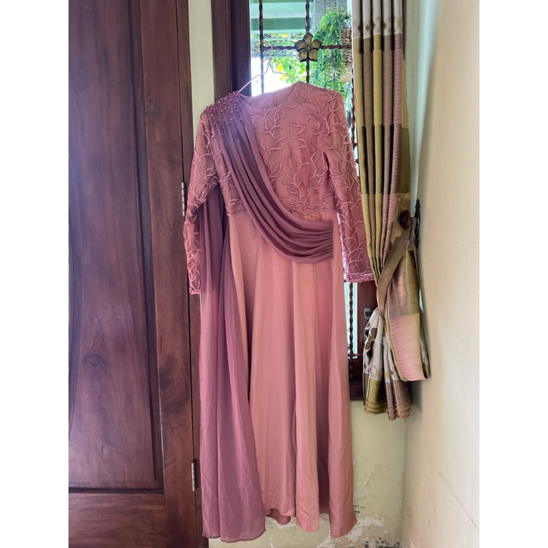 New_ Dress Brokat Dusty Pink dengan selendang full mutiara dress kondangan dress wisuda dress lamara