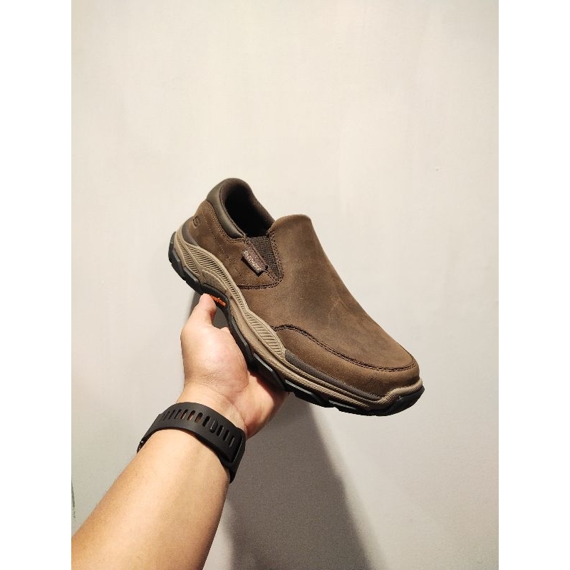 SEPATU PRIA TERBARU SKECHERS ORIGINAL SLIP ON RESPECTED COKLAT EMPUK