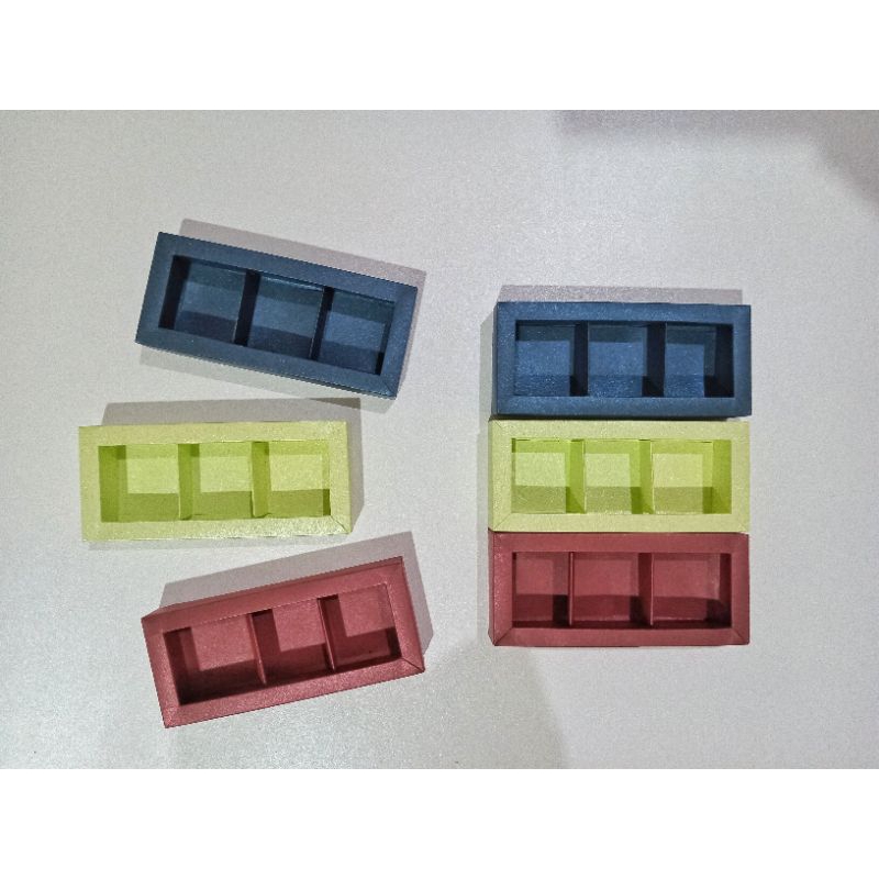 

Box Cokelat Praline Sekat 3 (ukuran persekat 4x4x2,5 cm)