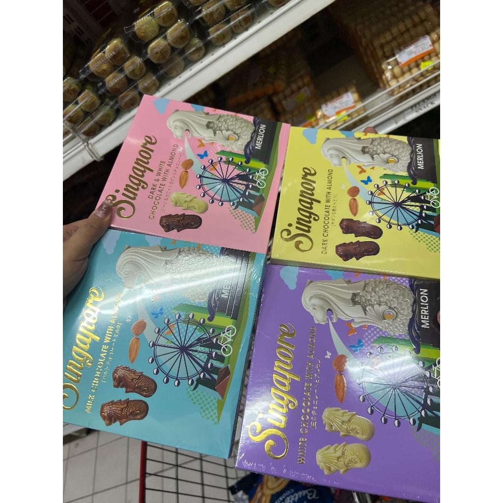 

Coklat Merlion Kotak 4 Rasa Milk Chocolate With Almond, Dark & White Chocolate With Almond, White Chocolate with almond, Dark Chocolate with almond