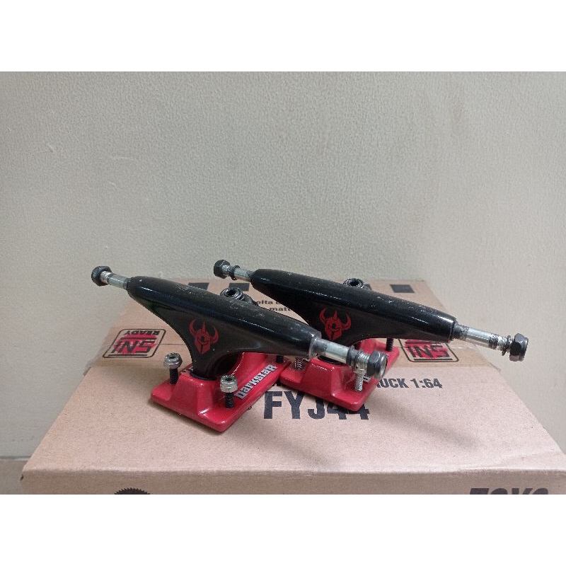 Skateboard trucks darkstar red black logo 139 bekas
