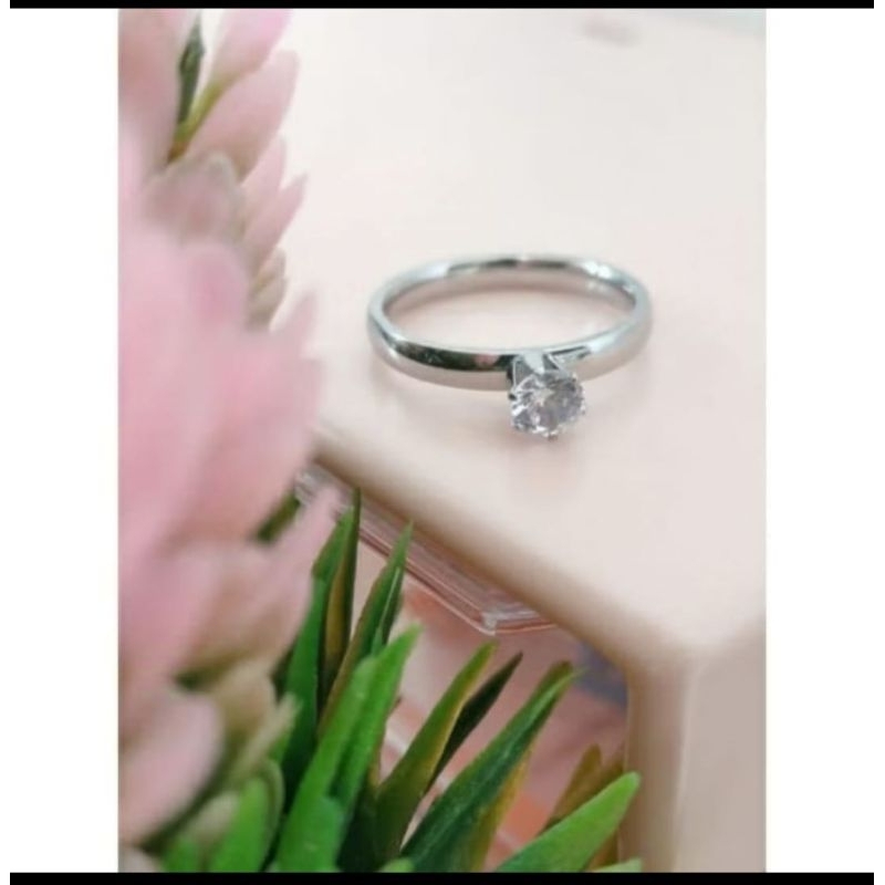Cincin putih permata titanium