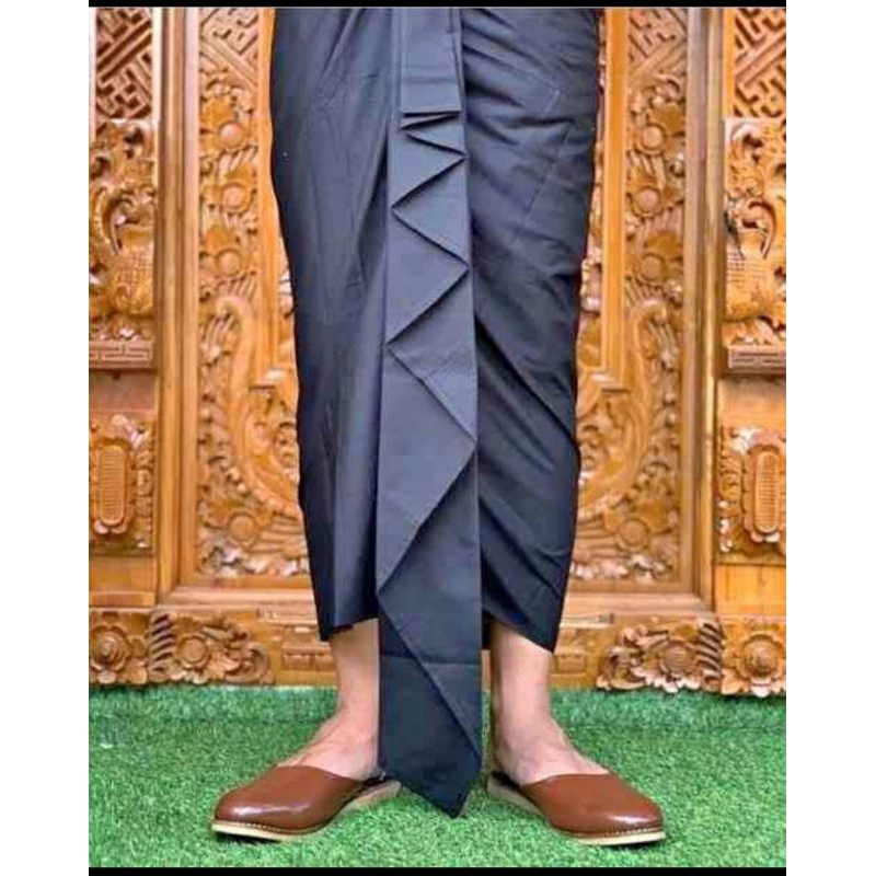 Kamen Bali pria dewasa saput setengah jadi hitam dan putih
