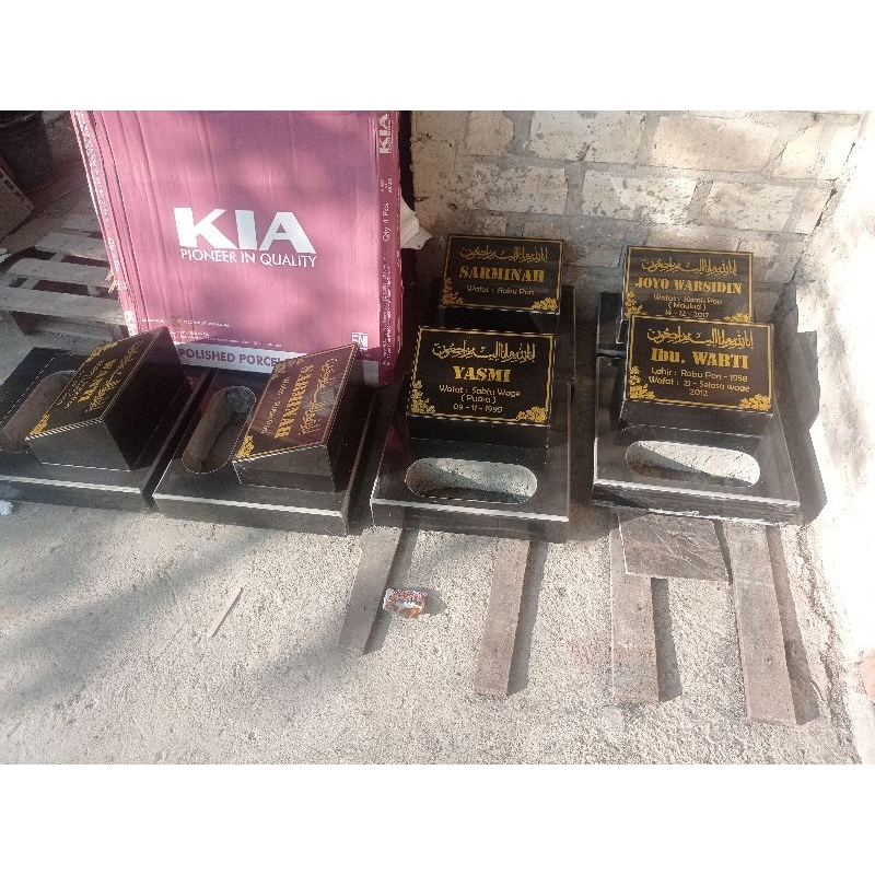 Batu nisan makam granit