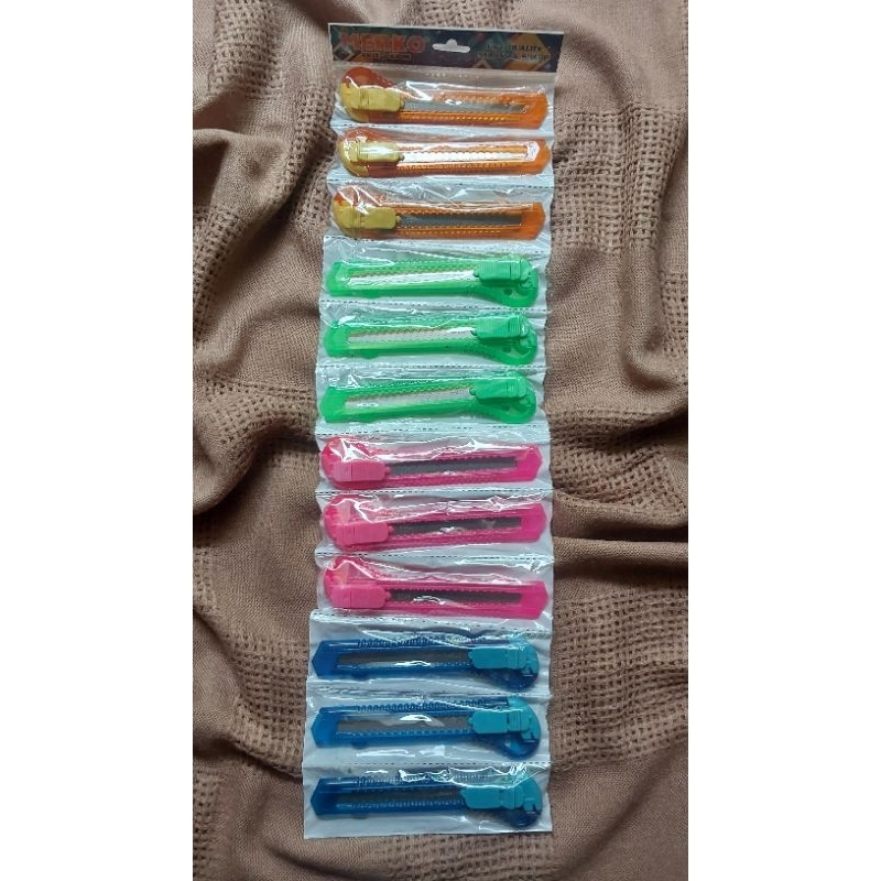 

Cutter Menko Pisau Pemotong Karet Warna-warni