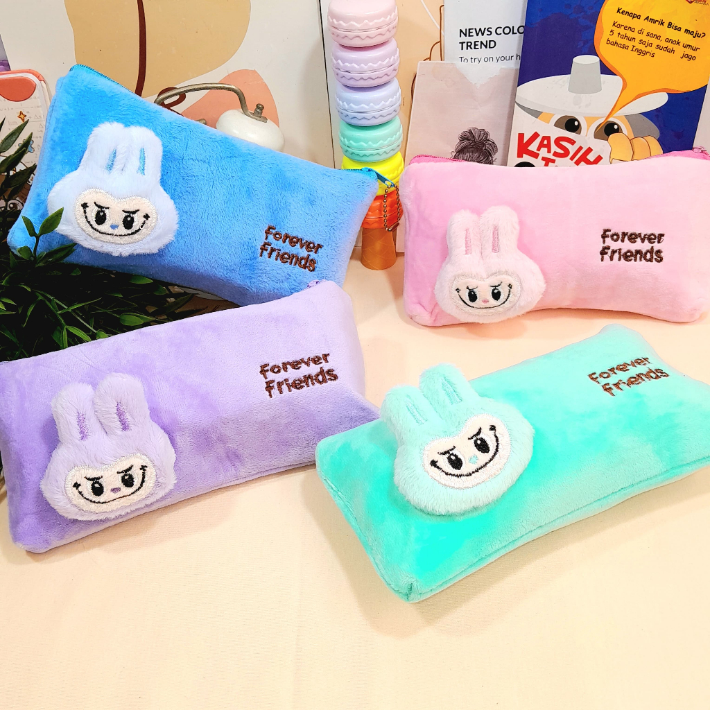 

Tempat Pensil Boneka LABUBU Ukuran Besar Super Lucu Muat Banyak Barang Favorit Anak Bahan Kain Bludru Halus / Kotak Pensil Labubu Boneka 3D Unik Stationary Fancy Ready 4 Variant Warna Bisa Grosir dan COD Best Quality