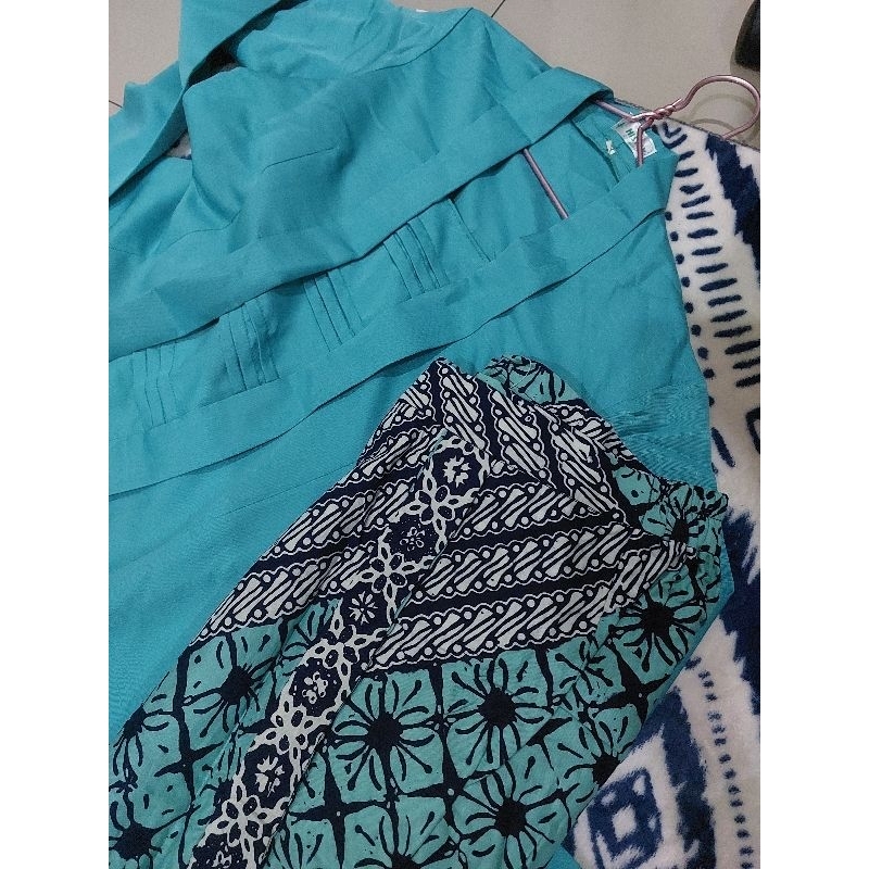 kebaya hijau+ rok batik
