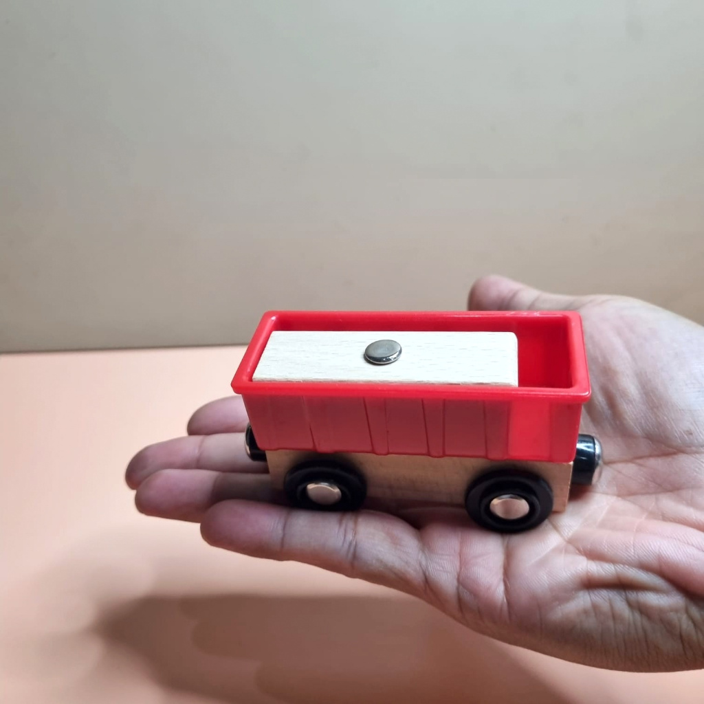 Mainan Gerbong kereta isi kayu dengan besi. sambungan magnetic kompatibel kereta track rel kayu