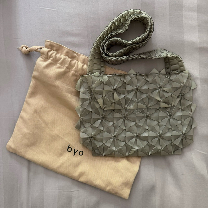 BYO Warrior sling bag light grey (preloved)