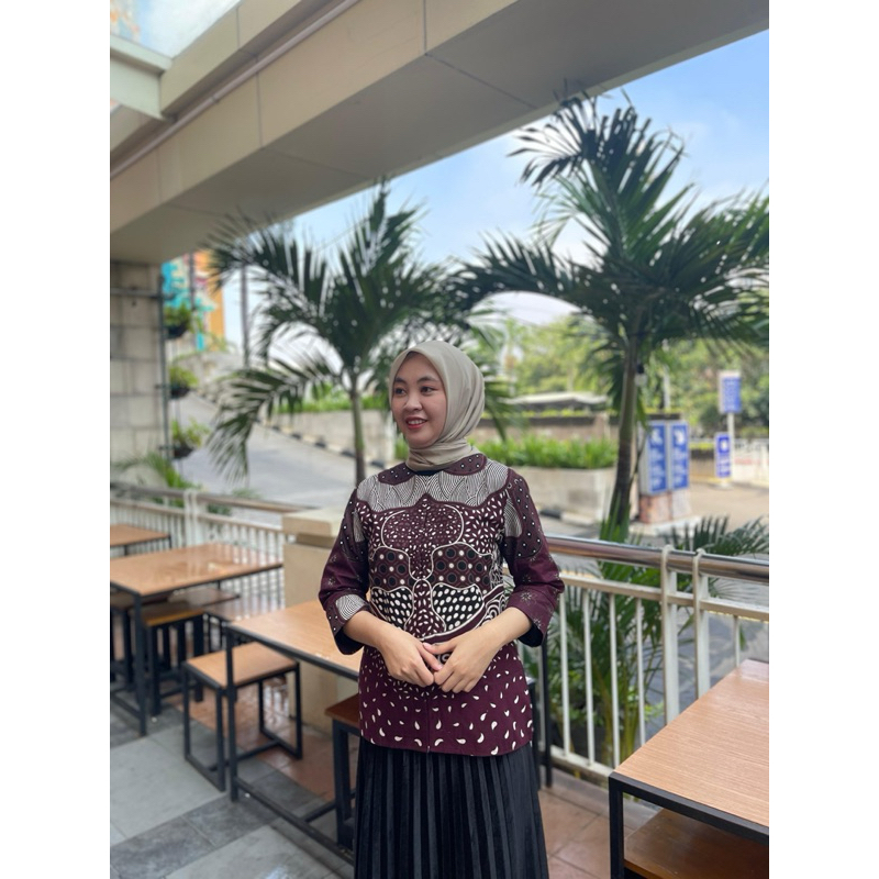 Blouse Atasan Wanita Qistina Batik Bahan katun Model kancing Depan Motif Ungu burgundy