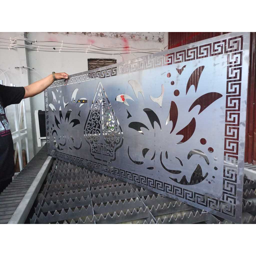 KRAWANGAN PLAT BESI HITAM LASER CNC CUTTING ORNAMEN PAGAR KANOPI CUSTOM MOTIF TEBAL 1,2 MM