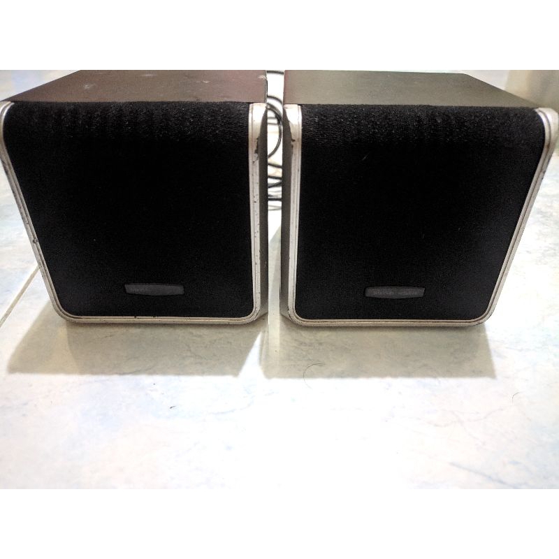 Speaker satelit stereo