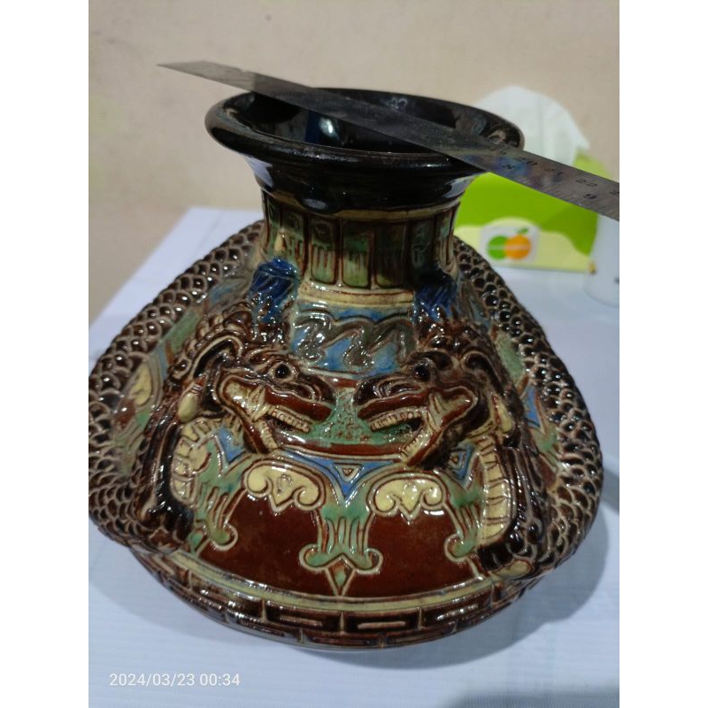 Guci Keramik Dua Naga Antik