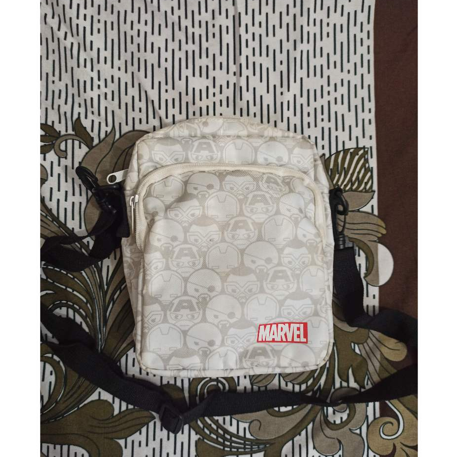 Tas Selempang Crossbody Miniso x Marvel Putih
