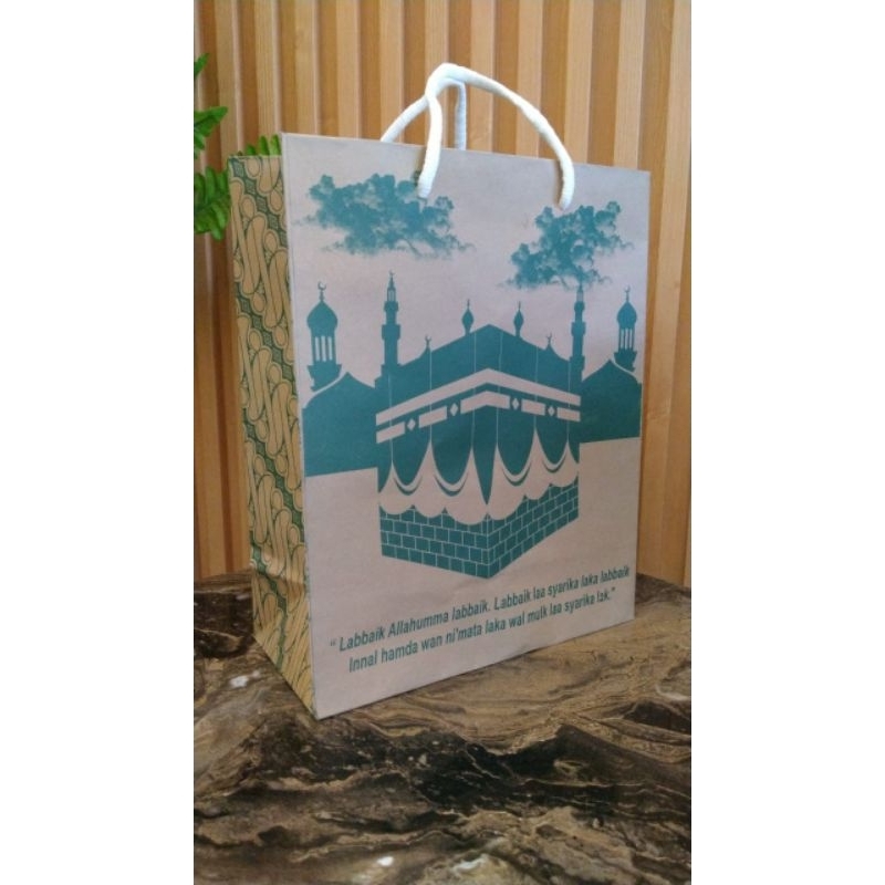 

PAPER BAG SOUVENIR OLEH OLEH HAJI DAN UMROH