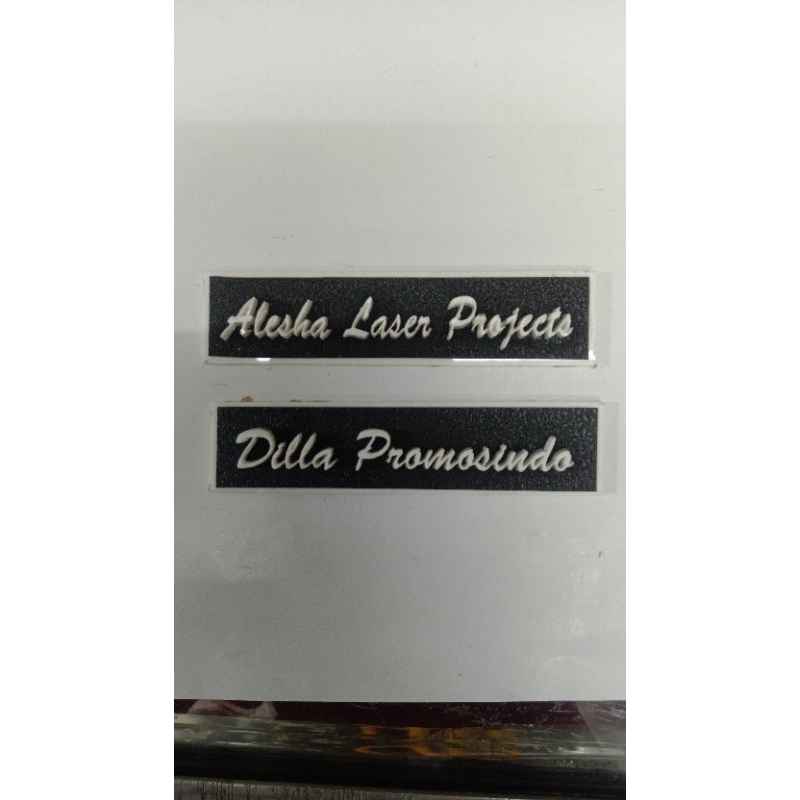 

nametag timbul huruf latin