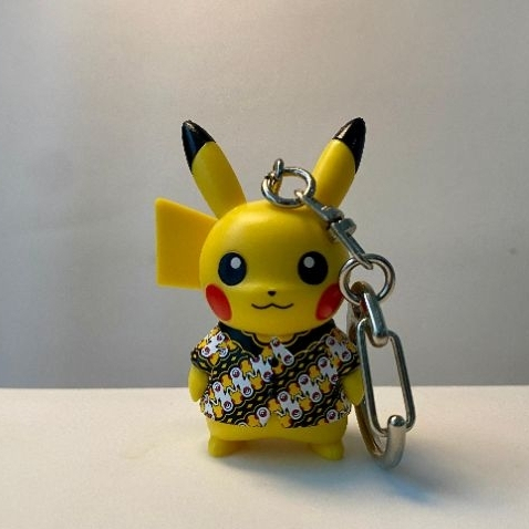 TCG Pokemon Gantungan Kunci Pikachu Berkemeja Batik,Gantungan Kunci Charizard Original Pokemon offic