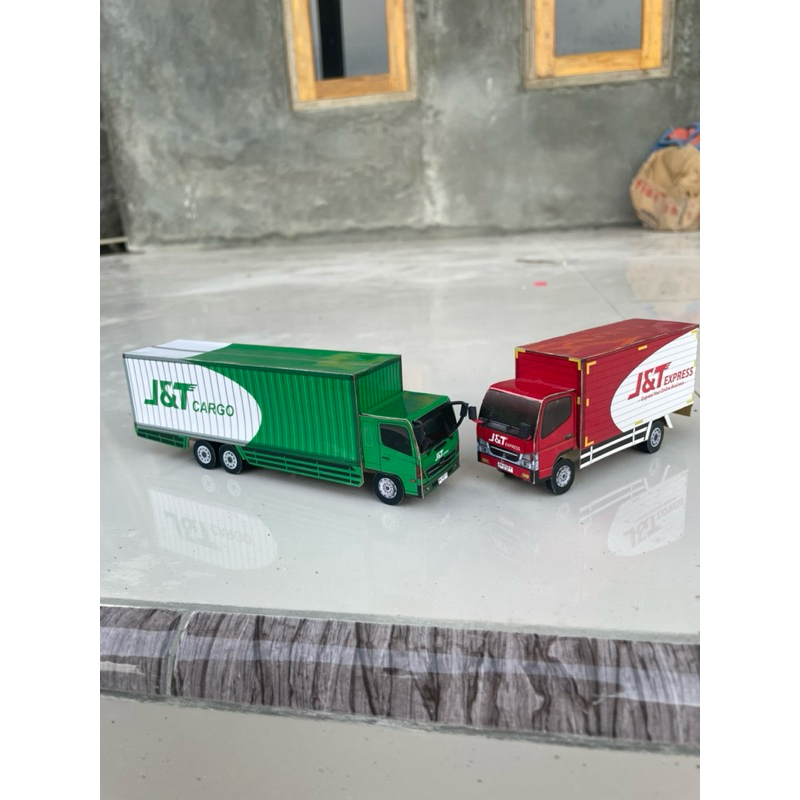 Miniatur Truk Ekspedisi Box Hino / Canter (Roda Bisa Berputar)