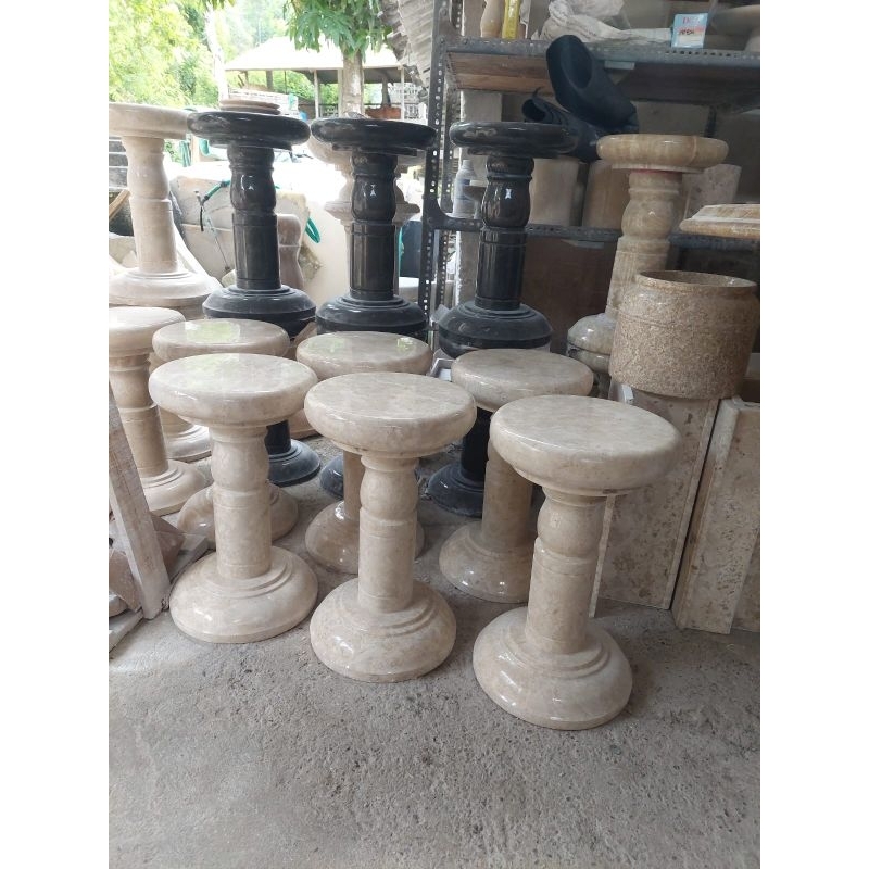 Kursi bulat batu marmer putih