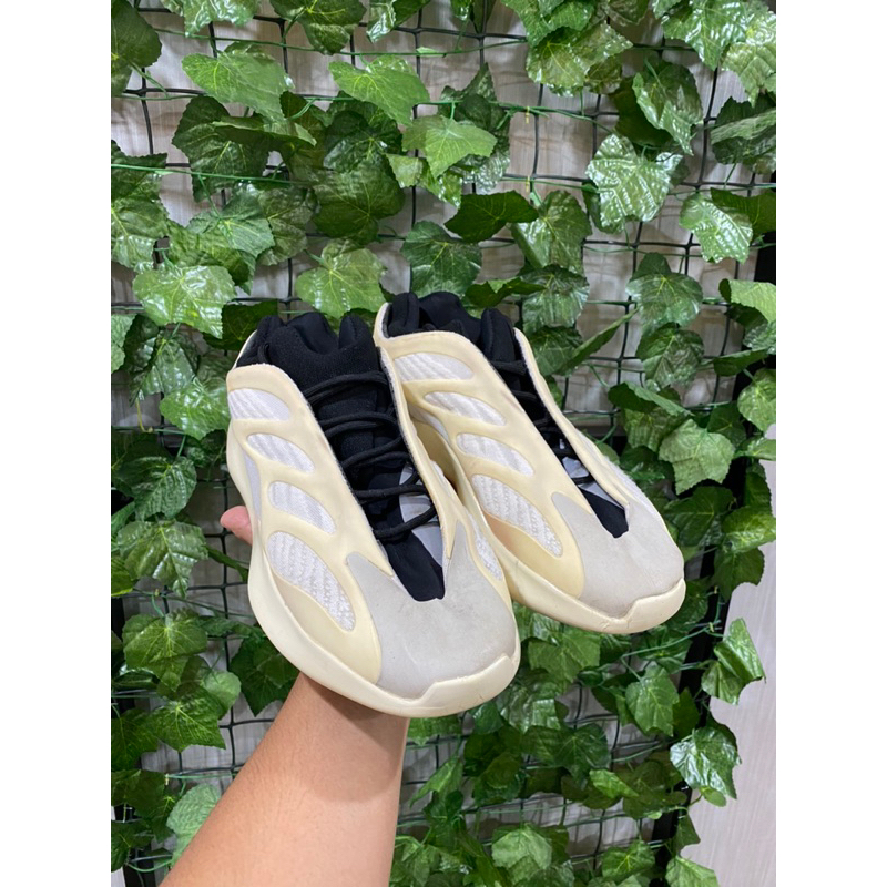 Sepatu ADIDAS YEEZY BOOST 700 V3
